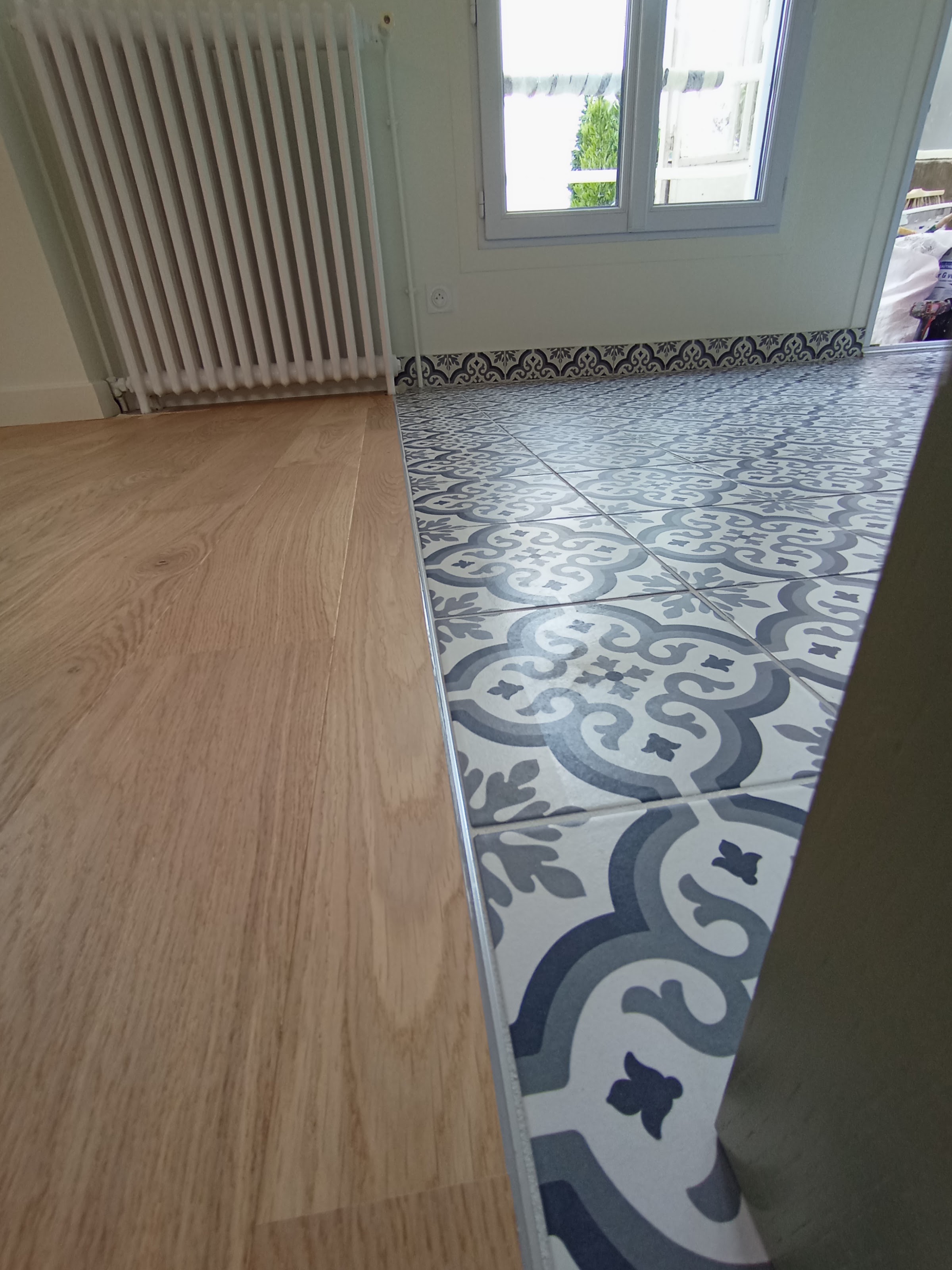 Sol en carreaux de ciment à motifs posé par Artena