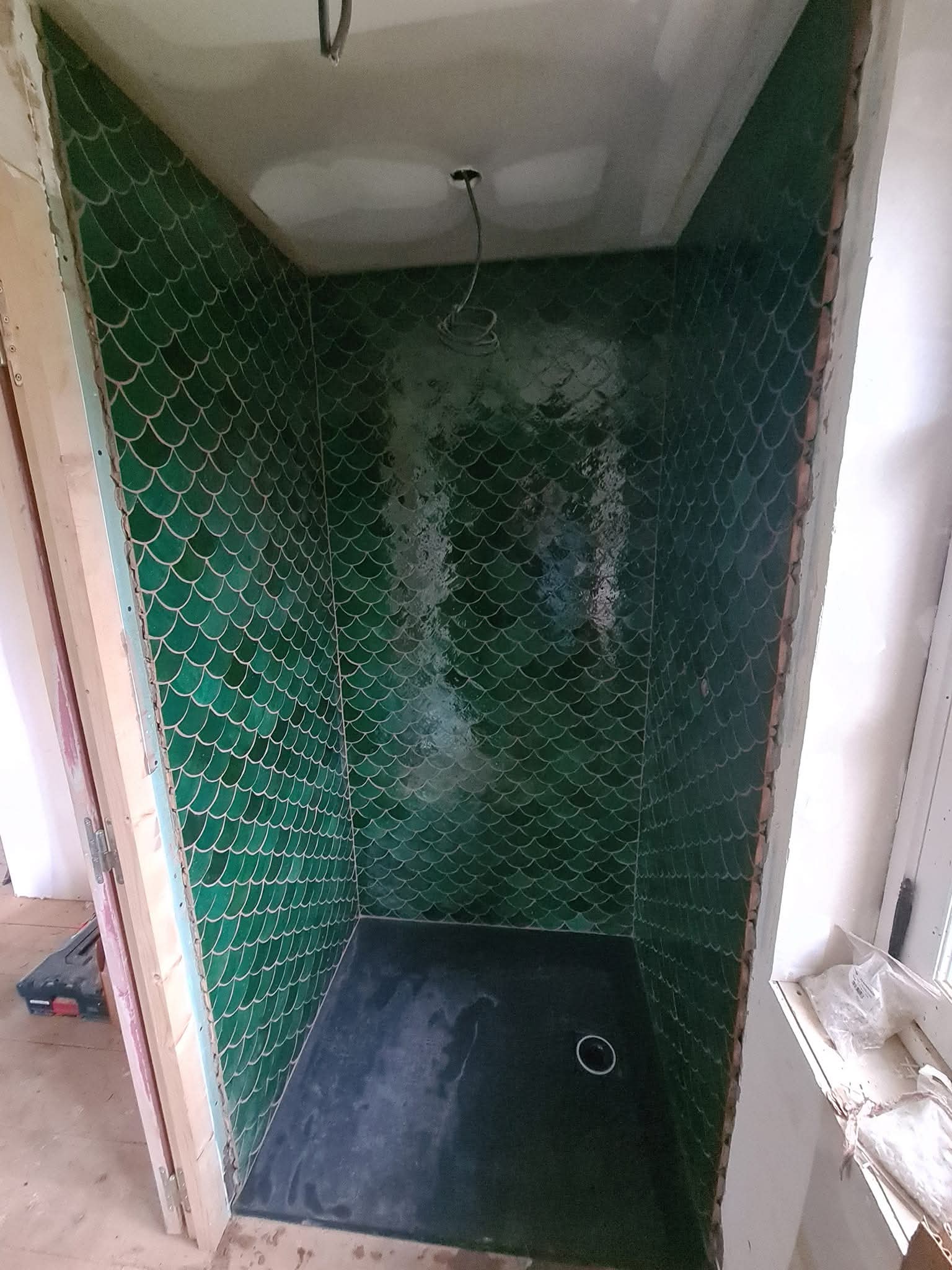 Douche carrelée de tomettes en écaille vert profond