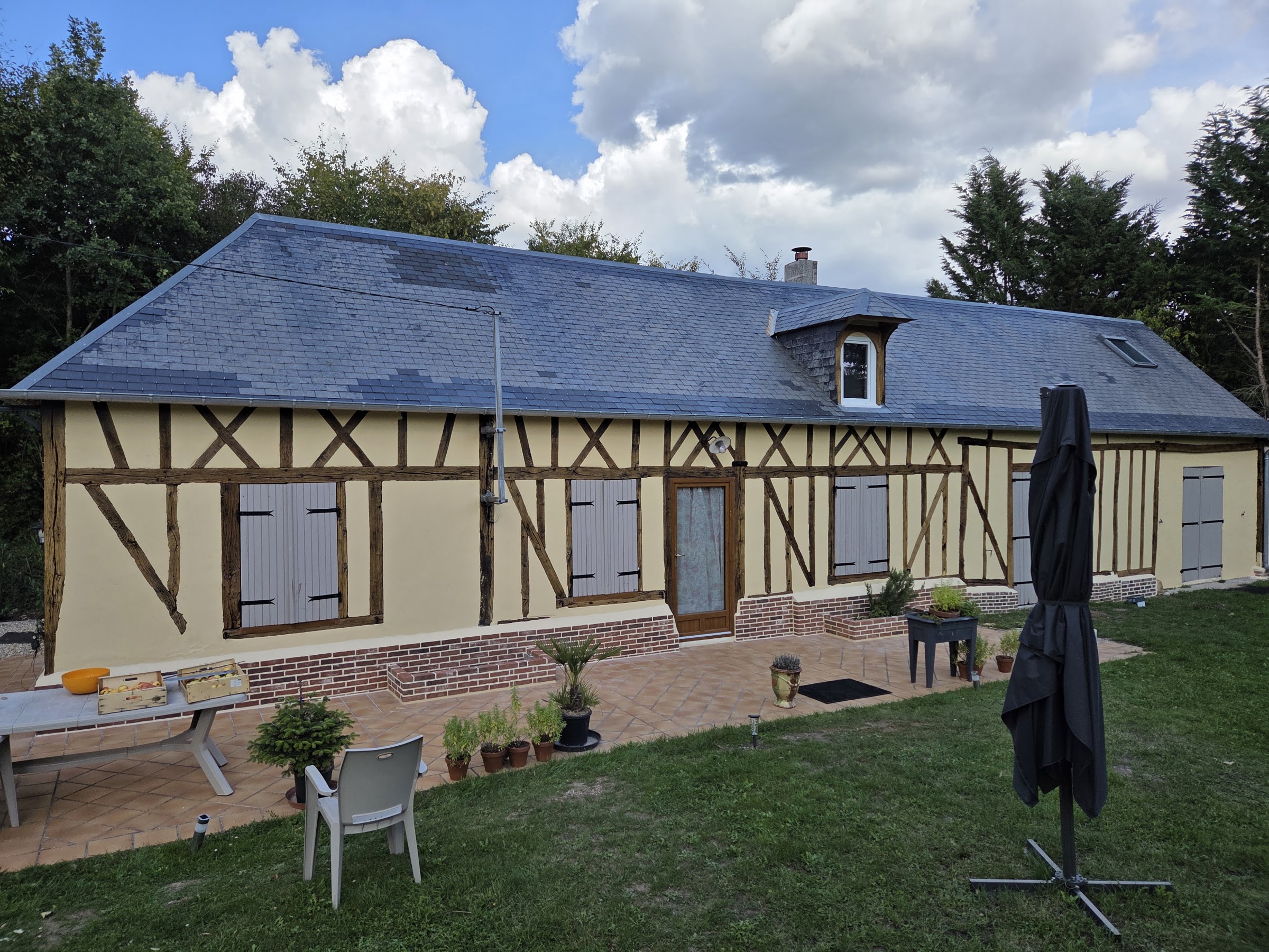 Mur en pierre apparente restauré par Artena, à l'intérieur d'une maison ancienne