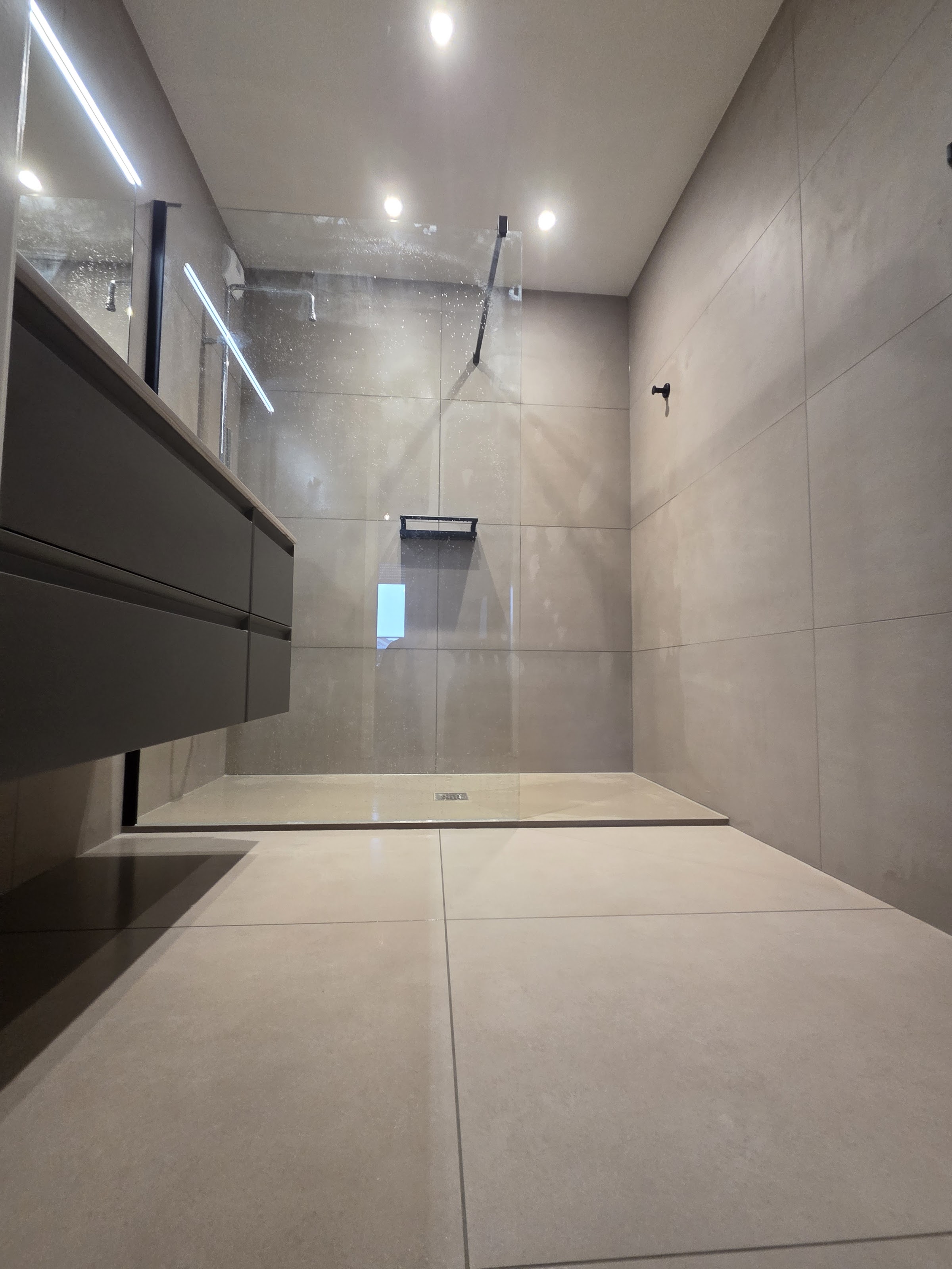 Salle de bain contemporaine en carrelage grand format effet béton